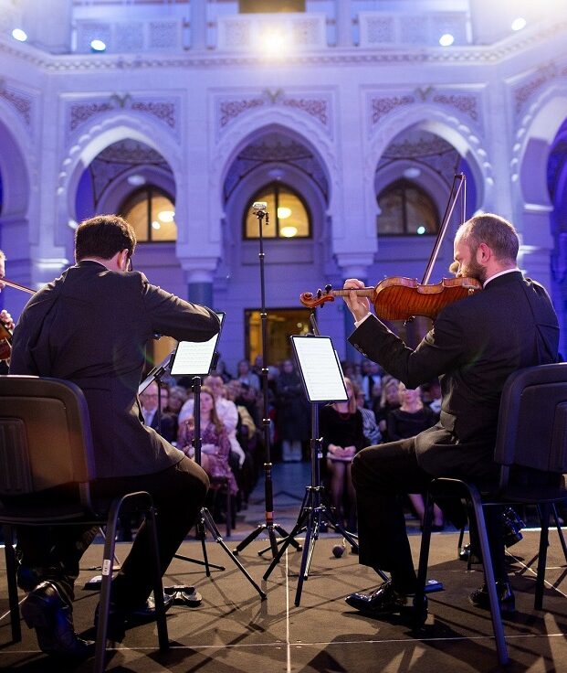 Das Bild zeigt das Auner Quartett bei seinem Auftritt im Rathaus von Sarajevo mit dem Publikum im Hintergrund