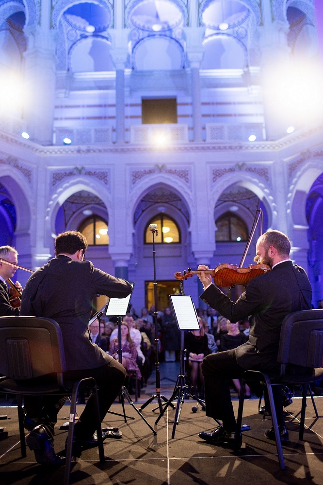 Das Bild zeigt das Auner Quartett bei seinem Auftritt im Rathaus von Sarajevo mit dem Publikum im Hintergrund