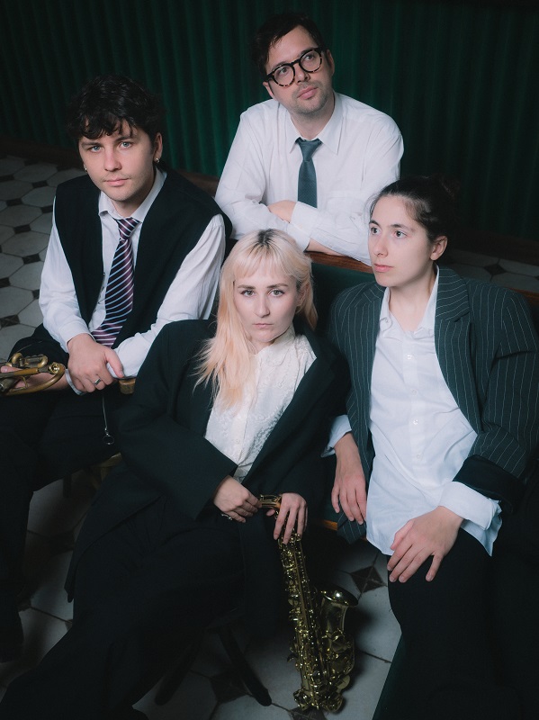 Bild: Paola Lesslhumer Das Bild zeigt die 4 Musikerinnen und Musiker im Sitzen.