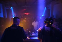 Duo VANTA / Botschaft Accra Das Bild zeigt das Musiker-Duo VANTA während ihres Live-Sets sowie die tanzenden Gäste.