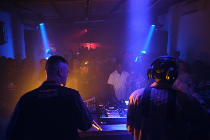 Das Bild zeigt das Musiker-Duo VANTA während ihres Live-Sets sowie die tanzenden Gäste.