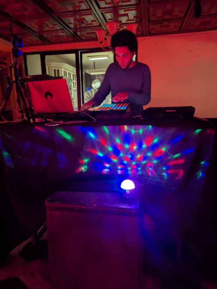 Bild: © Benjamin Santos Schager Das Bild zeigt Kimyan Law bei seinem Auftritt.