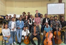 Konzert Duo Minerva / Botschaft Addis Abeba Das Bild zeigt ein Gruppenfoto des Duo Minerva nach dem Workshop and der Yared School of Music.