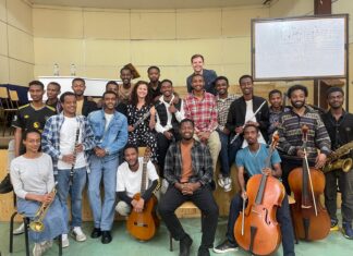 Konzert Duo Minerva / Botschaft Addis Abeba Das Bild zeigt ein Gruppenfoto des Duo Minerva nach dem Workshop and der Yared School of Music.