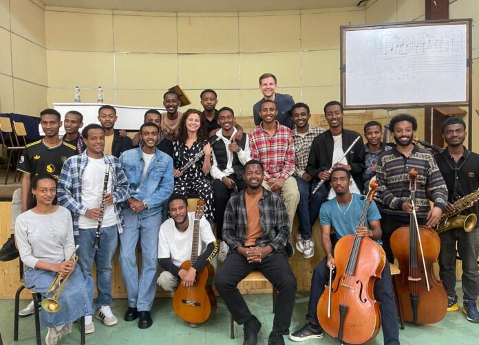 Das Bild zeigt ein Gruppenfoto des Duo Minerva nach dem Workshop and der Yared School of Music.