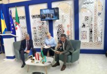 Präsentation zeitgenössischer Literatur aus Österreich / Botschaft Algier Das Bild zeigt von links nach rechts: der Botschafter, die Moderatorin, der Schauspieler Hassan Kachach.