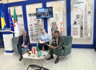 Präsentation zeitgenössischer Literatur aus Österreich / Botschaft Algier Das Bild zeigt von links nach rechts: der Botschafter, die Moderatorin, der Schauspieler Hassan Kachach.