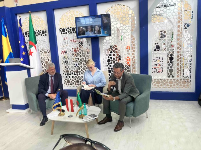 Das Bild zeigt von links nach rechts: der Botschafter, die Moderatorin, der Schauspieler Hassan Kachach.