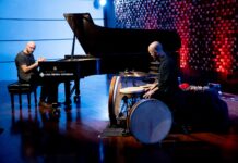 Jazzkonzerte / Botschaft Brasilia Das Bild zeigt David Six an einem Steinway-Flügel und Tobias Steinberger umgeben von seinen Percussions auf der Bühne der Casa Thomas Jefferson in Brasília