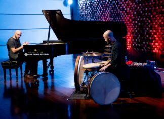 Jazzkonzerte / Botschaft Brasilia Das Bild zeigt David Six an einem Steinway-Flügel und Tobias Steinberger umgeben von seinen Percussions auf der Bühne der Casa Thomas Jefferson in Brasília