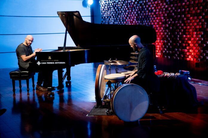 Bild: Daniel Rodrigues Das Bild zeigt David Six an einem Steinway-Flügel und Tobias Steinberger umgeben von seinen Percussions auf der Bühne der Casa Thomas Jefferson in Brasília