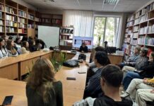 Vorträge Felicitas Heimann / Botschaft Chisinau Das Bild zeigt den Vortrag von Felicitas Heimann vor Studierenden in der Österreich-Bibliothek.