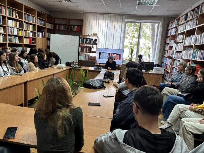 Bild: Österreichische Botschaft Chisinau Das Bild zeigt den Vortrag von Felicitas Heimann vor Studierenden in der Österreich-Bibliothek.