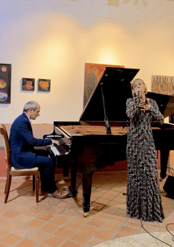 Bild: Nasim Bigel Das Bild zeigt Valerie Sajdik und Cédric Chauveau bei ihrem Auftritt in Dakar am 24. Oktober.