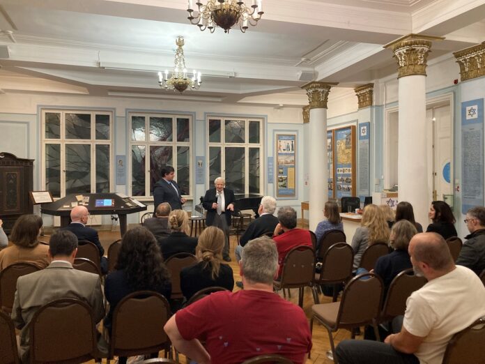 Philipp G. Kornreich erzählt von seiner Flucht nach Lettland und seiner Gefangenschaft in Sibirien und Kasachstan. Vom Holocaust erfährt er erst nach Ende des Kriegs, als er nach Wien zurückkehrt.