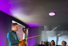 Solo Konzert von Jeremias Fliedl/ Botschaft Pristina Das Bild zeigt Cellist Jeremias Fliedl vor dem Publikum.