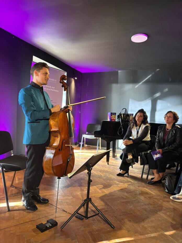 Bild: ÖB Pristina Das Bild zeigt Cellist Jeremias Fliedl vor dem Publikum.