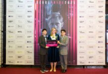 Seoul International Pride Film Festival / Botschaft Seoul Botschafterin Eva Marie Russek bei der Verleihung des Best Feature Film Awards .