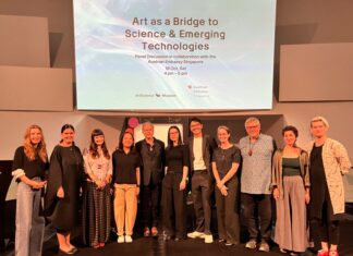 Singapur: Linzer Theater-Weltpremiere / Botschaft Singapur Das Bild zeigt vlnr Julia Henningsen (ÖB Singapur), Honor Harger (ArtScienceMuseum Singapore), Angelina Frank (Centre for Quantum Technologies), Debbie Gene Joseph (ArtScienceMuseum Singapore), Botschafter Peter Storer (ÖB Singapur), Chok Si Xuan (Installationskünstlerin), Mikhail Kennerley (PhD-Student NUS Singapore), Jenny Hogan (Centre for Quantum Technologies), Airan Berg, Alexandra Mayer-Pernkopf, Andreas Pfaffenberger (Zirkus d Wissens) vor dem Bildschirm im ArtSCiene Museum, der die Podiumsdiskussion ankündigt.