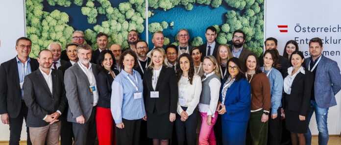 Bild: © BMEIA / Hindler Das Bild zeigt die Teilnehmenden am Roundtable zusammen stehend als Gruppe