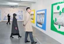 Ausstellung / Generalkonsulat Shanghai Das Bild zeigt das Ausstellungsplakat zu „DRAW DREAM DRAMA DRIFT“ von Christian Schwarzwald, das zentrale Motive der Ausstellung – Zeichnung und interkulturellen Dialog – in einer reduzierten visuellen Sprache zusammenführt