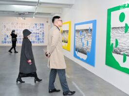 Ausstellung / Generalkonsulat Shanghai Das Bild zeigt das Ausstellungsplakat zu „DRAW DREAM DRAMA DRIFT“ von Christian Schwarzwald, das zentrale Motive der Ausstellung – Zeichnung und interkulturellen Dialog – in einer reduzierten visuellen Sprache zusammenführt