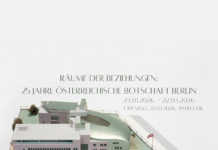 Ausstellungseröffnung / Kulturforum Berlin Das Bild zeigt ein Ausstellungsplakat mit einem Architekturmodell der Österreichischen Botschaft in Berlin, dargestellt aus erhöhter Perspektive auf einem hellen Hintergrund. Über dem Modell steht der Titel „Räume der Beziehungen: 25 Jahre Österreichische Botschaft Berlin“ sowie die Laufzeit der Ausstellung von 23.01.2026 bis 22.04.2026 und der Eröffnungstermin. Unten sind Logos der Österreichischen Botschaft Berlin, des Österreichischen Kulturforums und des Architekturzentrum Wien zu sehen.