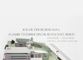 Ausstellungseröffnung / Kulturforum Berlin Das Bild zeigt ein Ausstellungsplakat mit einem Architekturmodell der Österreichischen Botschaft in Berlin, dargestellt aus erhöhter Perspektive auf einem hellen Hintergrund. Über dem Modell steht der Titel „Räume der Beziehungen: 25 Jahre Österreichische Botschaft Berlin“ sowie die Laufzeit der Ausstellung von 23.01.2026 bis 22.04.2026 und der Eröffnungstermin. Unten sind Logos der Österreichischen Botschaft Berlin, des Österreichischen Kulturforums und des Architekturzentrum Wien zu sehen.