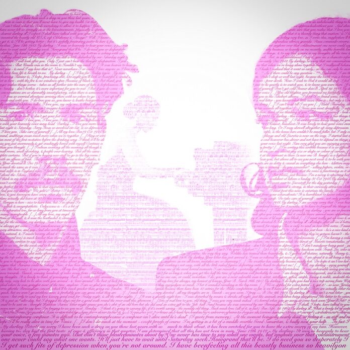 Bild: (c) QVIA (Queer Voices of Art) Das Bild zeigt eine künstlerische, in Pinktönen gehaltene Typografie-Collage. Aus dicht aneinandergereihten Textzeilen formen sich die Silhouetten zweier Köpfe im Vordergrund sowie einer Person, die am Klavier sitzt. Die Figuren sind nur durch ihre Umrisse und Schattierungen aus Text erkennbar, während der Hintergrund weiß bleibt. Insgesamt vermittelt die Komposition einen poetischen, fast träumerischen Eindruck, bei dem Schrift sowohl Bild als auch Struktur bildet.