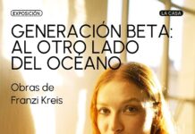 Generation Beta: Übersee / Botschaft Buenos Aires Das Bild zeigt den Einladungsflyer für die Eröffnung mit dem Porträt einer Interviewten als Hintergrund, die Eckdaten der Eröffnung und die Logos der unterstützenden Institutionen: Kulturstaatssekretariat, Nationale Museen, La Casa del Bicentenario und die Österreichische Botschaft Buenos Aires.