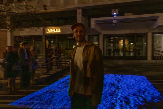 Bild: Georgios Dimoglou Das Bild zeigt: Der Künstler Maurice Cazzolli präsentiert sein Werk Water Movement Nicosia.