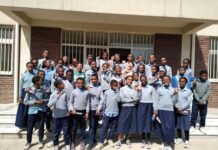 Theaterworkshops / Botschaft Addis Abeba Das Bild zeigt Studierende der Addis Ababa University bei Theateraufwärmübungen. Bildoption 2 zeigt an den Workshops teilnehmende Schülerinnen und Schüler der Don Bosco Schulen Addis Abeba.