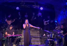 Augen auf und durch / Generalkonsulat München Das Bild zeigt die Sängerin YASMO mit Band „Die Klangkantine“ während ihrer Aufführung des Konzertes „Augen auf und durch“