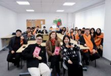 Literatursalon & Lesereise in China / Kulturforum Peking Auf dem Bild sieht man die Studierenden mit dem Generalkonsul und den Autorinnen.