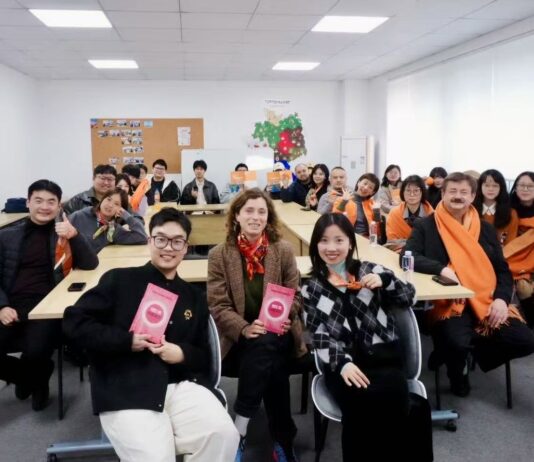 Literatursalon & Lesereise in China / Kulturforum Peking Auf dem Bild sieht man die Studierenden mit dem Generalkonsul und den Autorinnen.