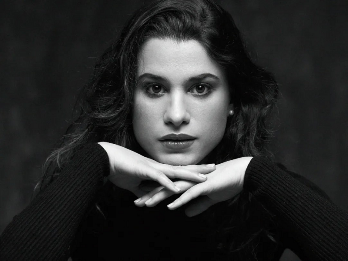 Juliette Khalil, Communication University of China / Sino-Austrian Cultural Exchange Das Bild zeigt Juliette Khalil mit dem Kopf auf beiden Händen aufliegend.