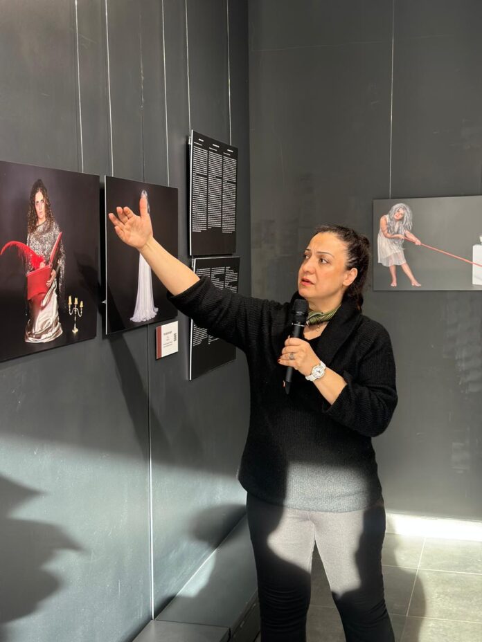 Das Bild zeigt: Kuratorin und Fotokünstlerin Maryam Mohammadi.