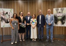 Werkschenkung / Botschaft Brasília Das Bild zeigt die österreichische Künstlerin Birgit Graschopf, den österreichischen Botschafter Andreas Stadler, den aktuellen sowie den künftigen Direktor des Nationalmuseums und zwei Museumsmitarbeiterinnen stehend zwischen den beiden farbenprächtigen Werken "As Máscaras" über die brasilianische Flora und Fauna.