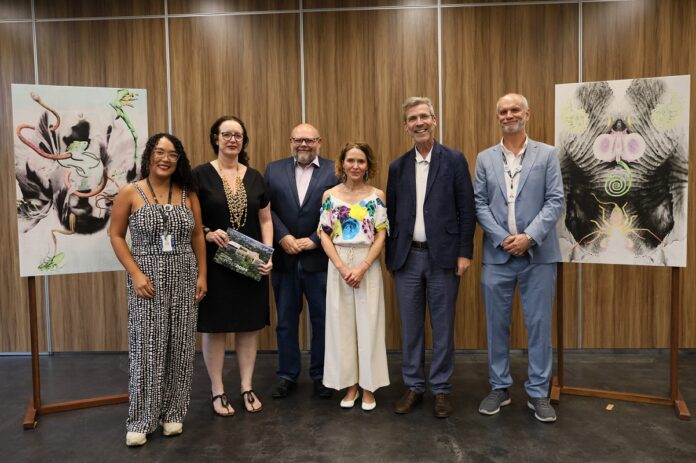 Bild: Österreichische Botschaft Brasília Das Bild zeigt die österreichische Künstlerin Birgit Graschopf, den österreichischen Botschafter Andreas Stadler, den aktuellen sowie den künftigen Direktor des Nationalmuseums und zwei Museumsmitarbeiterinnen stehend zwischen den beiden farbenprächtigen Werken