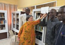 Bücherspende / Botschaft Dakar Das Bild zeigt die österreichische Botschafterin Ursula Fahringer und den Rektor der Gaston Berger Universität Prof. Dr. Magatte Ndiaye bei der Eröffnung der „Gerhard Roth Leseecke“ am 25. November.