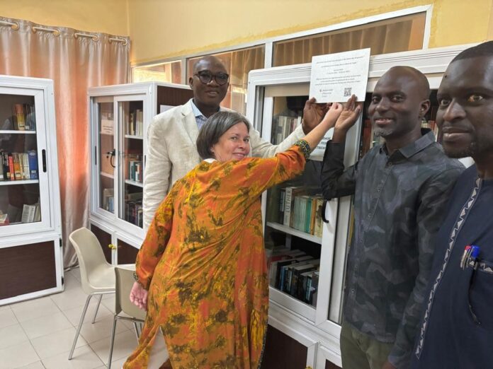 Bild: Rawane Mbaye Das Bild zeigt die österreichische Botschafterin Ursula Fahringer und den Rektor der Gaston Berger Universität Prof. Dr. Magatte Ndiaye bei der Eröffnung der „Gerhard Roth Leseecke“ am 25. November.