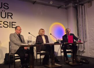 Buchpräsentationen Auf dem Foto sind Andreas Wenninger, Alla Paslawska und Alois Woldan im Haus für Poesie in Berlin zu sehen.