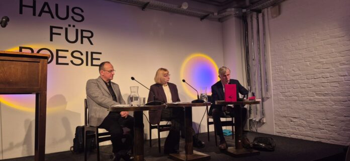 Foto: Kateryna Rietz-Rakul Auf dem Foto sind Andreas Wenninger, Alla Paslawska und Alois Woldan im Haus für Poesie in Berlin zu sehen.