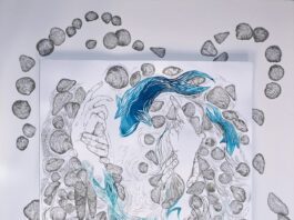 Ausstellung „4th Edition“ / Kulturforum Bratislava Die Bleistiftzeichnung zeigt ineinandergreifende Hände, Muscheln und Steine an einem blauen Fluss mit Fischen