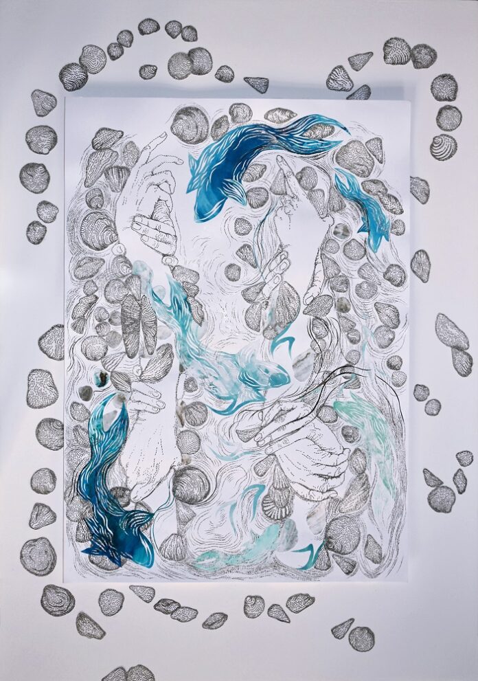 Die Bleistiftzeichnung zeigt ineinandergreifende Hände, Muscheln und Steine an einem blauen Fluss mit Fischen