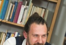 Lesung / Kulturforum Bern Bernhard Strobel sitzt bei einer Lesung und liest aus seinen Texten vor.