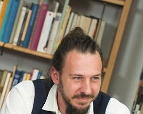 Lesung / Kulturforum Bern Bernhard Strobel sitzt bei einer Lesung und liest aus seinen Texten vor.