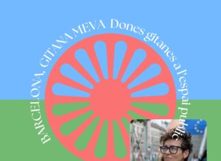 Roma-Frauen als Kulturschaffende / Kulturforum Madrid Das Bild zeigt ein Porträt der Künstlerin vor dem Hintergrund der Flagge der Roma-Gemeinschaft (rotes Speichenrad vor grün-blauem Hintergrund).