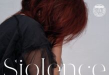 SIOLENCE – Gewalt als zeitlose Unkunst / Kulturforum Mexiko Das Bild zeigt eine Frau mit roten Haaren, die ihr Gesicht versteckt, und den Schriftzug „Siolence