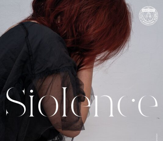 SIOLENCE – Gewalt als zeitlose Unkunst / Kulturforum Mexiko Das Bild zeigt eine Frau mit roten Haaren, die ihr Gesicht versteckt, und den Schriftzug „Siolence